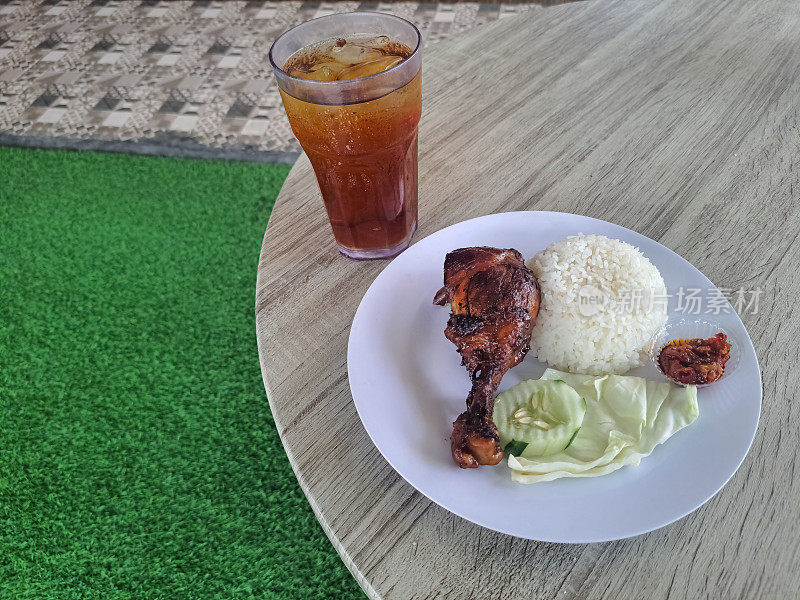 烤鸡配米饭和冰茶(Nasi Ayam Bakar Dan Es Teh)。食物和饮料菜单。